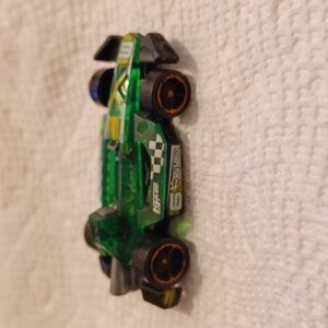 Mattel Arrow Dynamics 2012 Hot Wheels #6 Green Yellow Race Car Malaysia Red Line